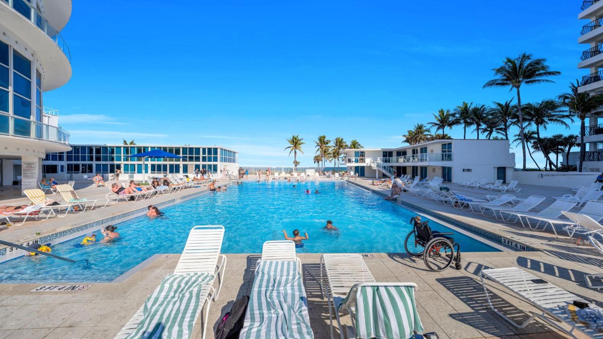 Seastays Apartahotel